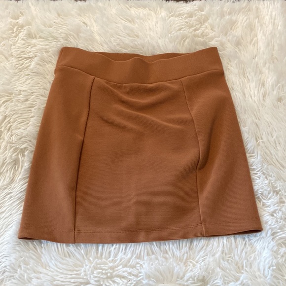 H&M (divided) brown skirt 🤎 - Picture 2 of 5